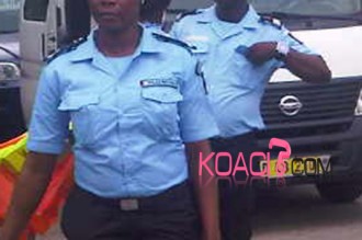 Côte d'Ivoire: Pris en flagrant délit de racket, un policier déchire et avale des billets de banque ! 